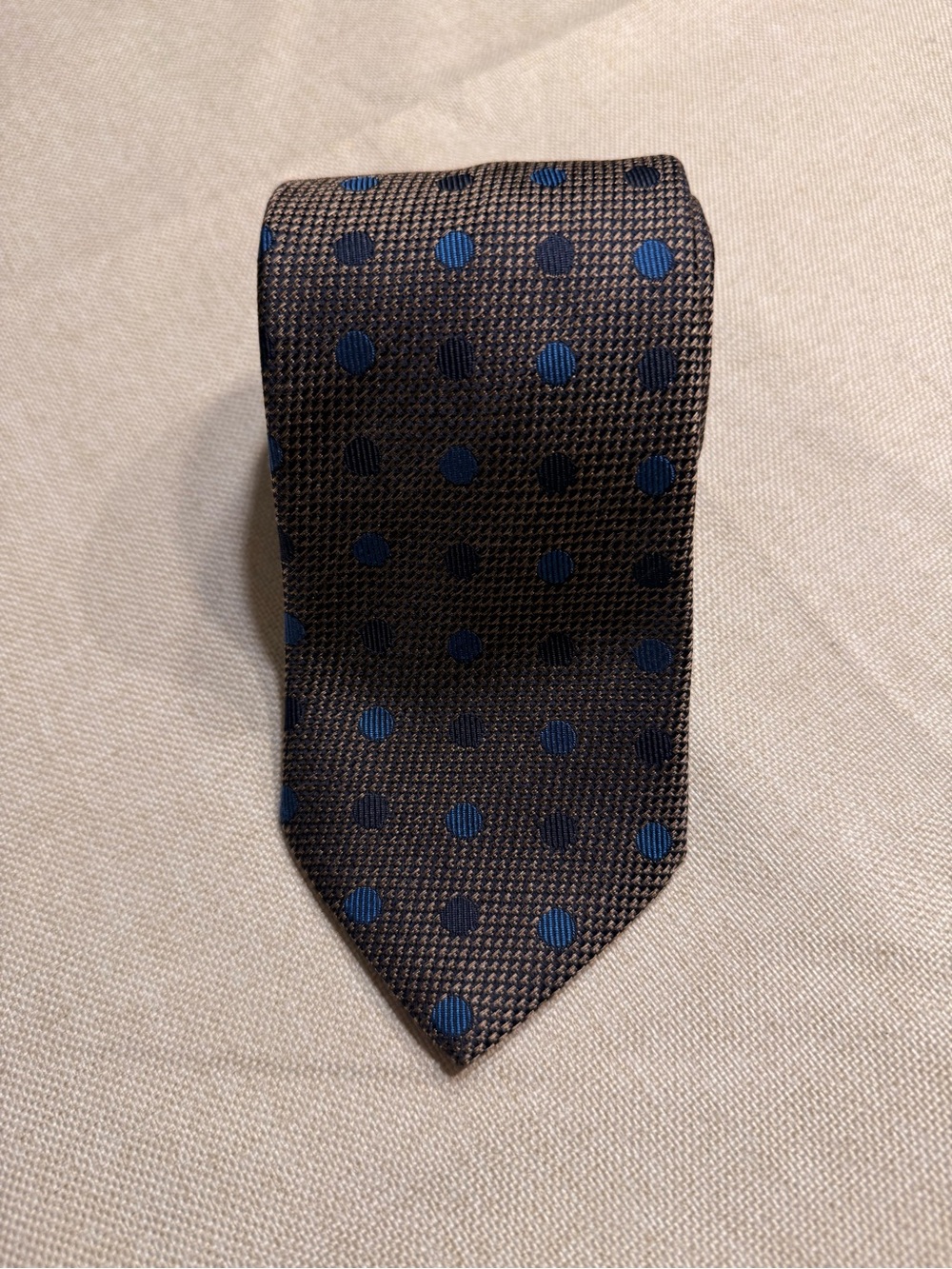 Geoff Nicholson Men's Woven pointed. Tie brown and Blue Polka Dot pattern.